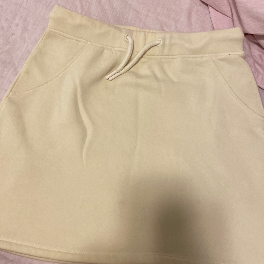 Very soft skirt, mid but mini, very nice color